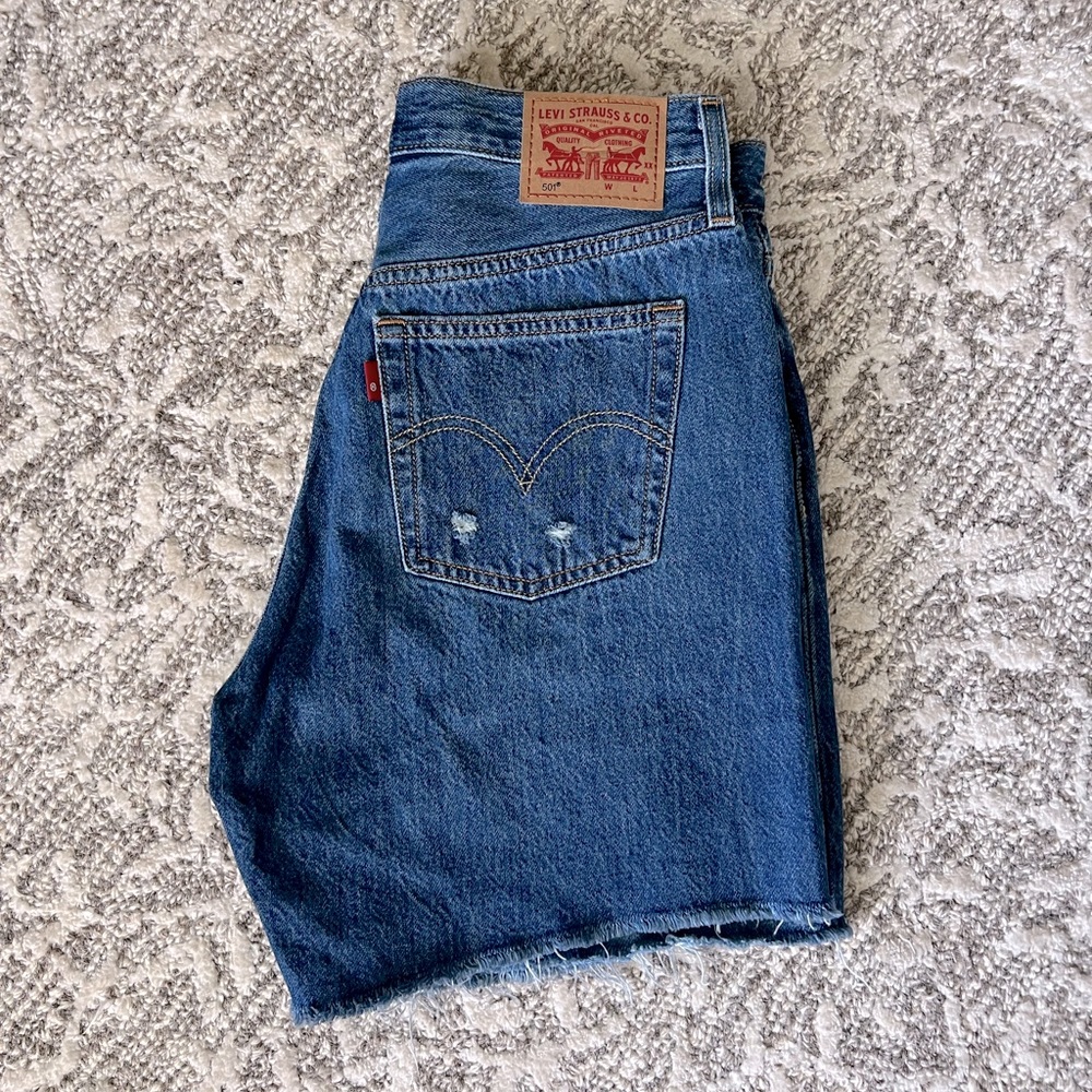 501 Levi’s Mid Thigh Shorts